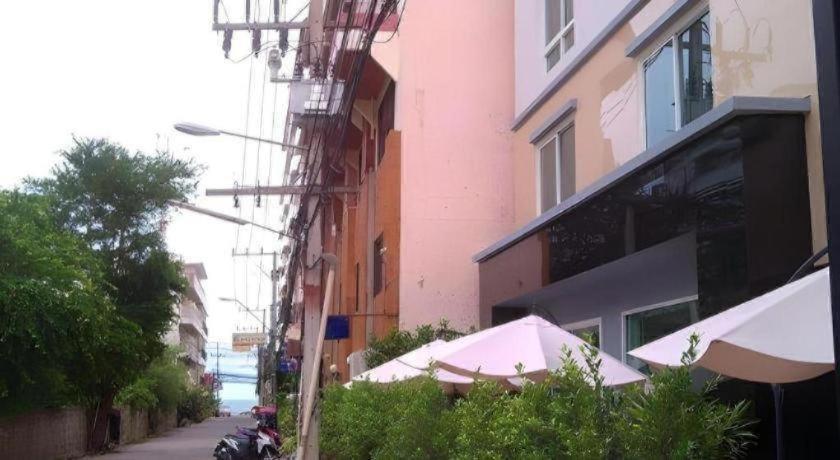 By Dee @Jomtien Hotell Pattaya Exteriör bild