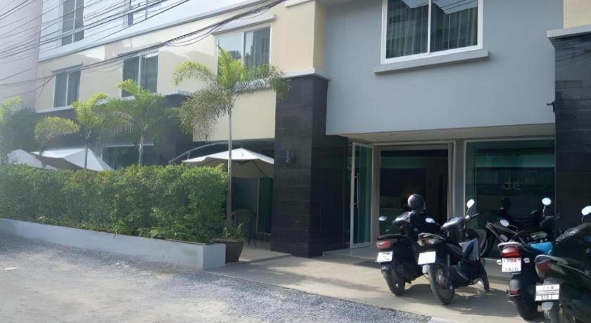 By Dee @Jomtien Hotell Pattaya Exteriör bild